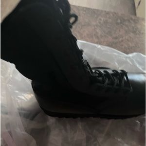 Altama Mens 9r military style boot. New with tags. Never worn.
